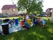 Společné odpoledne rodičů a dětí - natírání popelnic